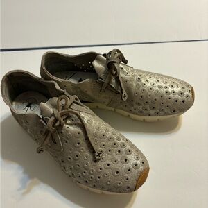OTBT Womens Lunar Gray Metallic Silver Leather Lace Up Sneakers Shoes Size 8M